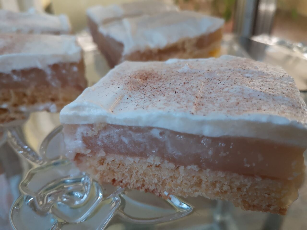 Hausgemachter Sonntagskuchen - gedeckte Apfelmußschnitte