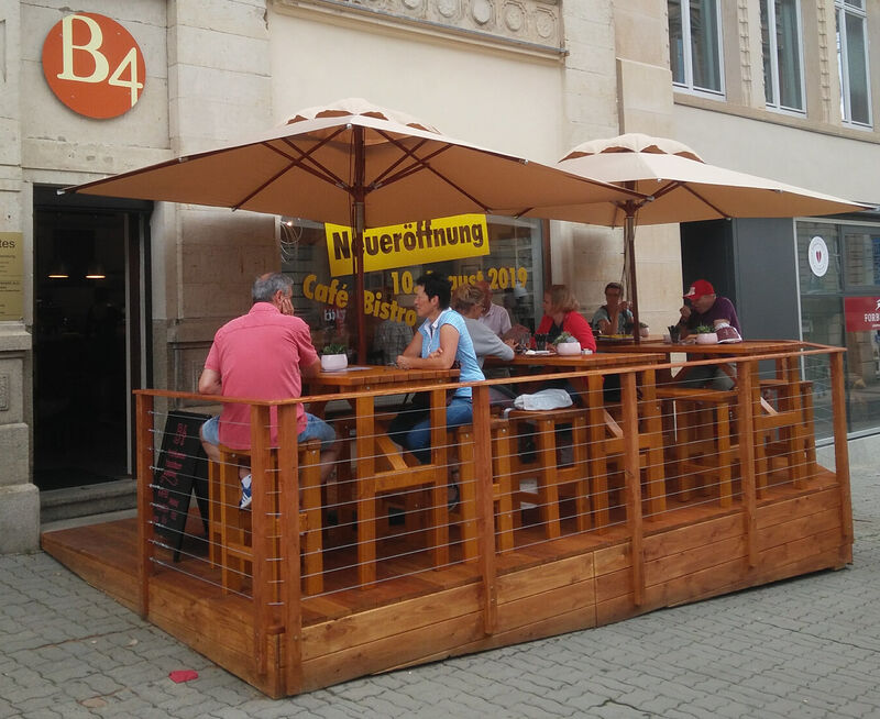Die Terrasse, direkt auf der Bahnhofstraße mit Blick zum Tunnel.