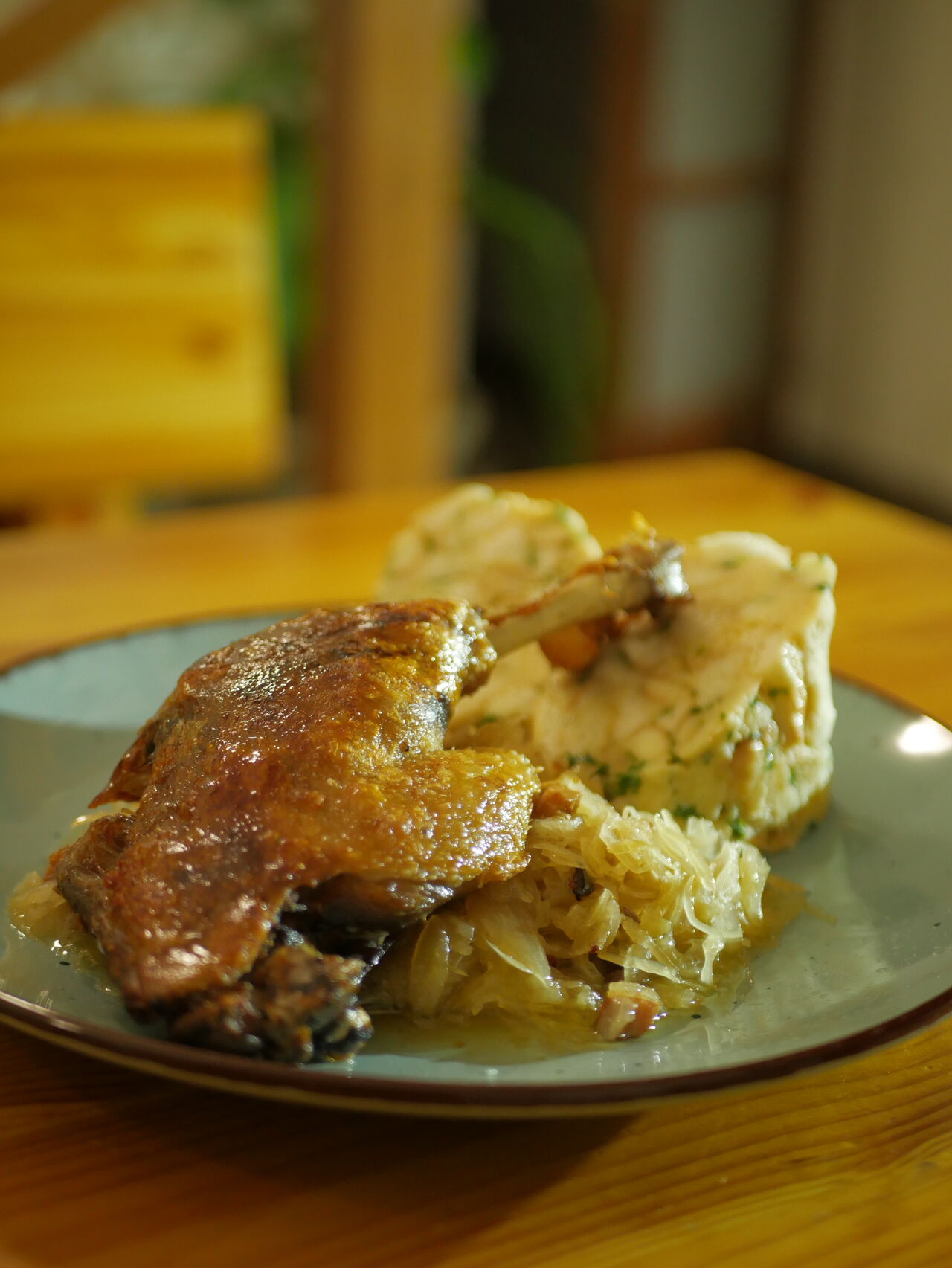Konfitované kachní stehno, kysané zelí, variace knedlíku (houskový, karlovarský)