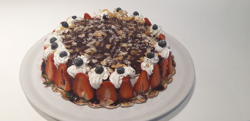 Torte mit Waldfrüchten und Erdbeeren