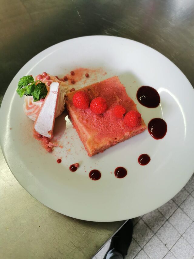 Biscuit rose de Reims à la crème brulée façon pudding, coulis de framboises de Champfleury.