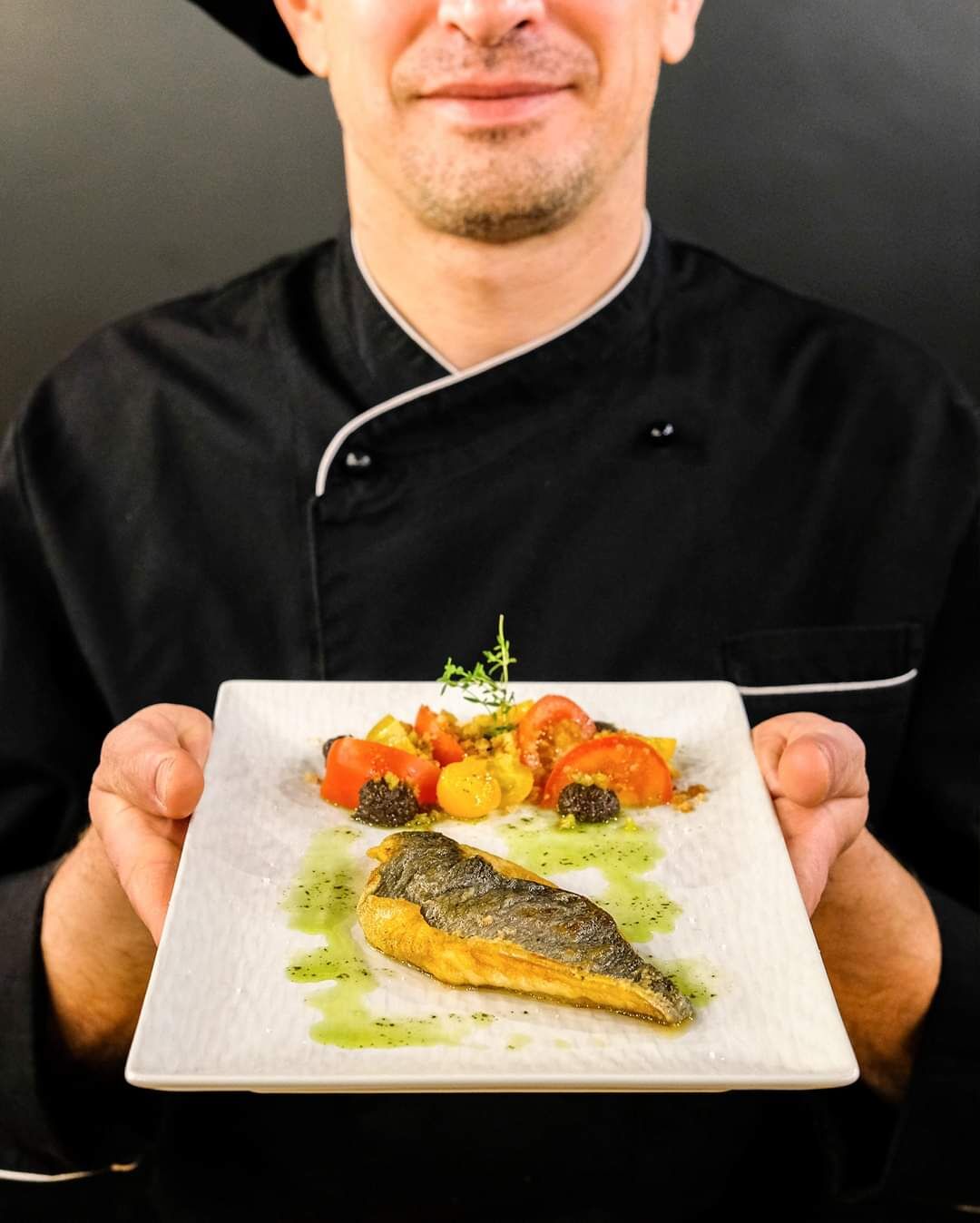 Filetto di orata pomodini e olio al basilico