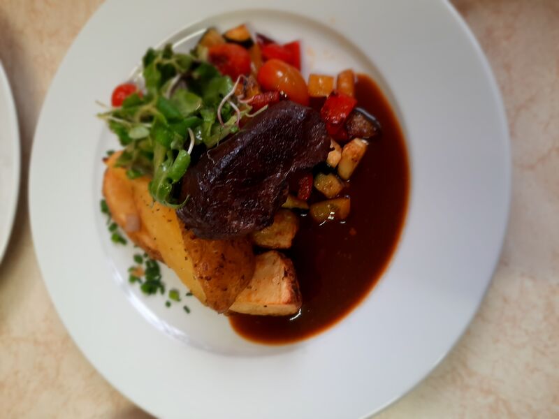 Jelení steak s omáčkou demi glace