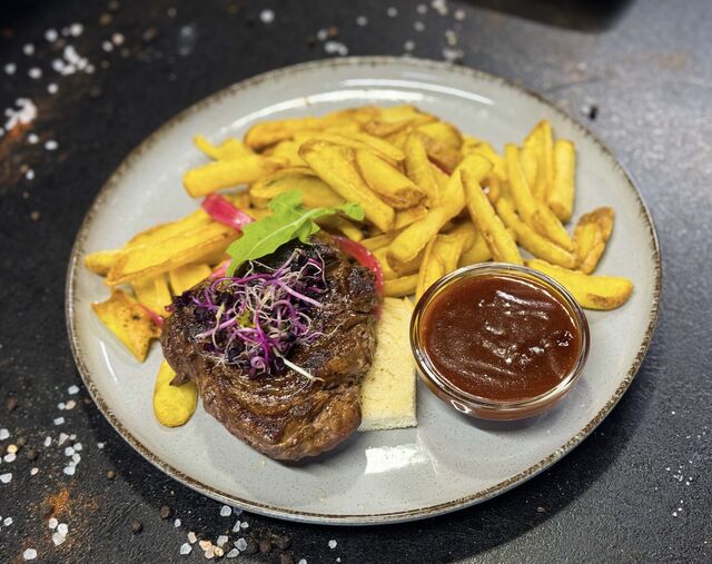 BÉLSZÍN STEAK KONYAKOS BBQ SZÓSSZAL ÉS CSÓNAK BURGONYÁVAL