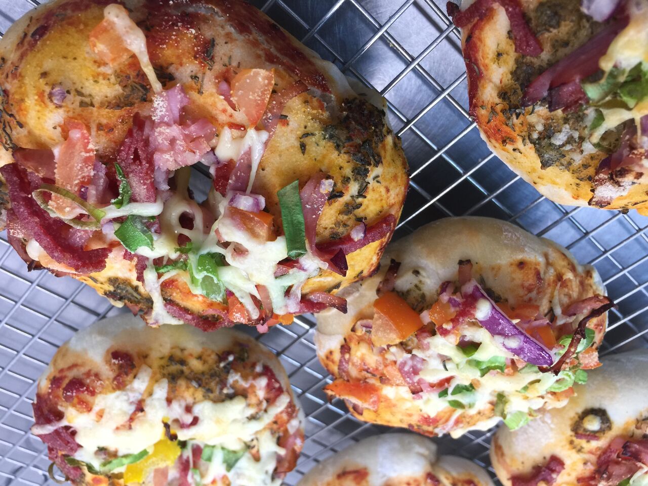 Vers gebakken Pizza - donuts, wij zijn er gewoon van ondersteboven..