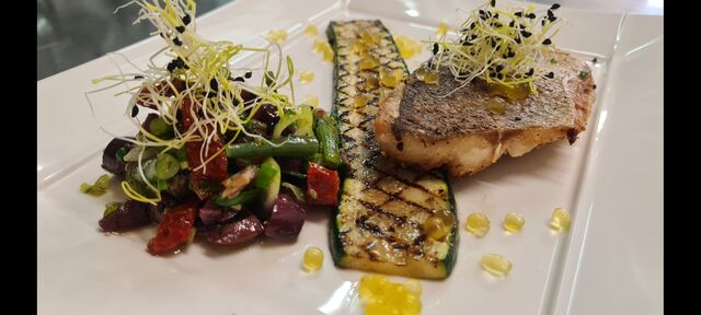 Filet de Daurade Royale cuite au beurre ,courgette marinée grillée et sa sauce vierge façon Feuillardiers .