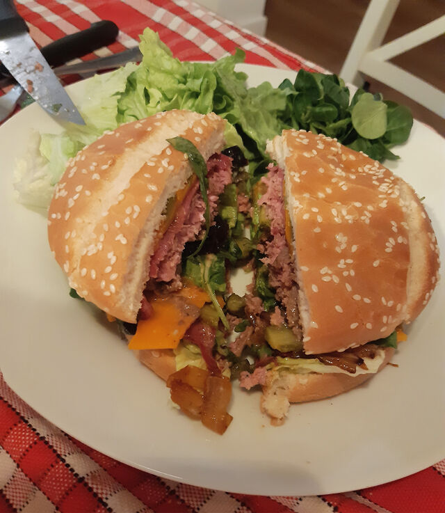 Burger, aux oignons caramélisés, curry curcuma ,bacon ,cheddar, mache roquette sauce roquefort. 