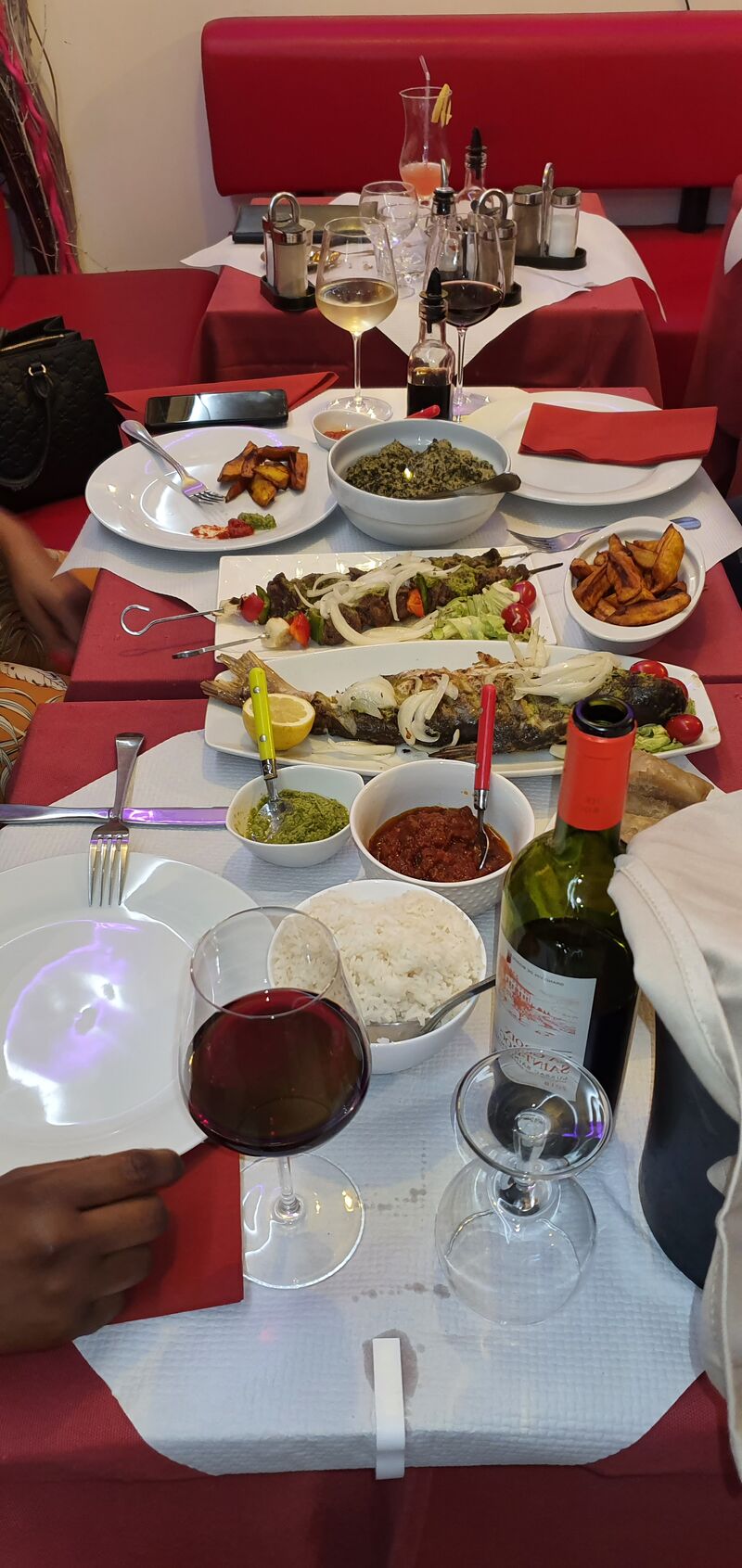 A TABLE AU RESTAURANT LE BAROMETRE