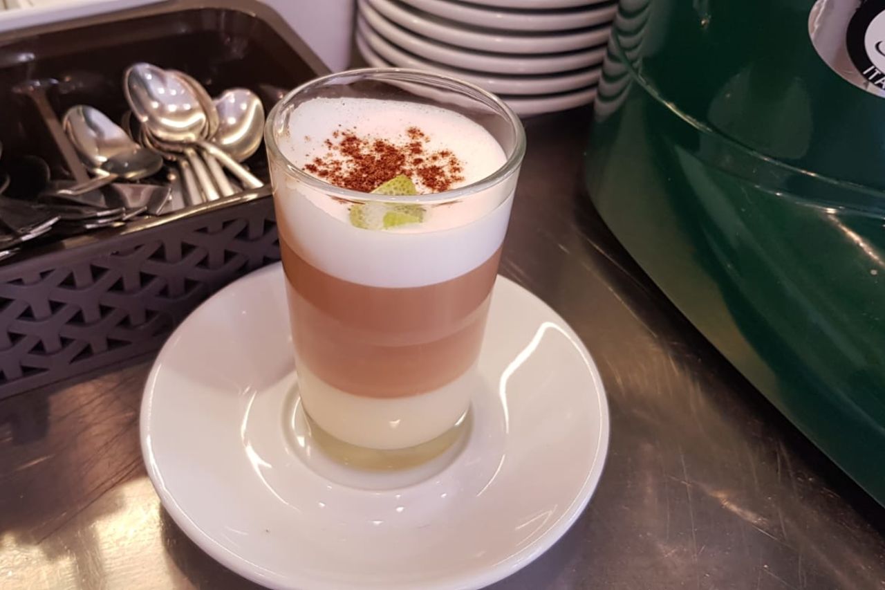 CAFÉ DESCAFEINADO LECHE Y LECHE CON LIMÓN Y CANELA