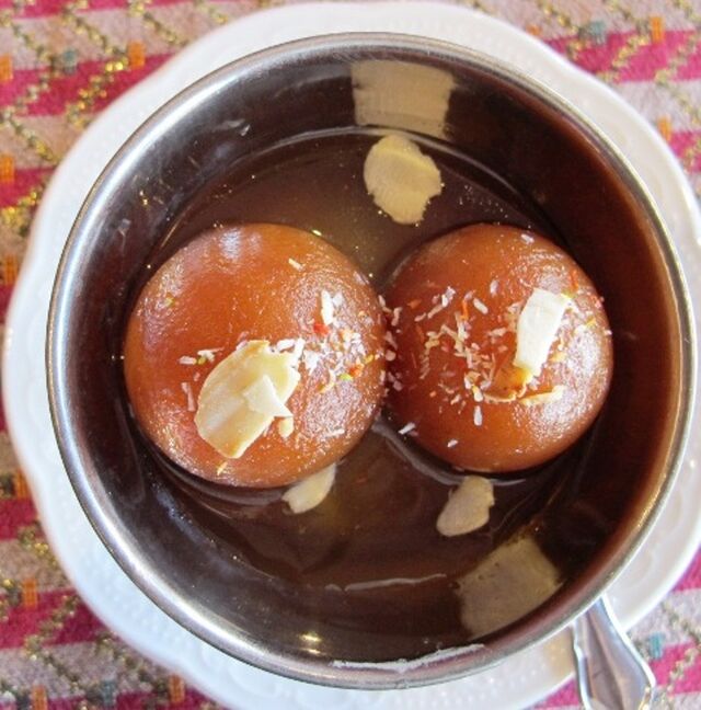 Fantaisies chaudes de Maharanis (La Reine), beignets au lait arrosés de sirop de cannelle