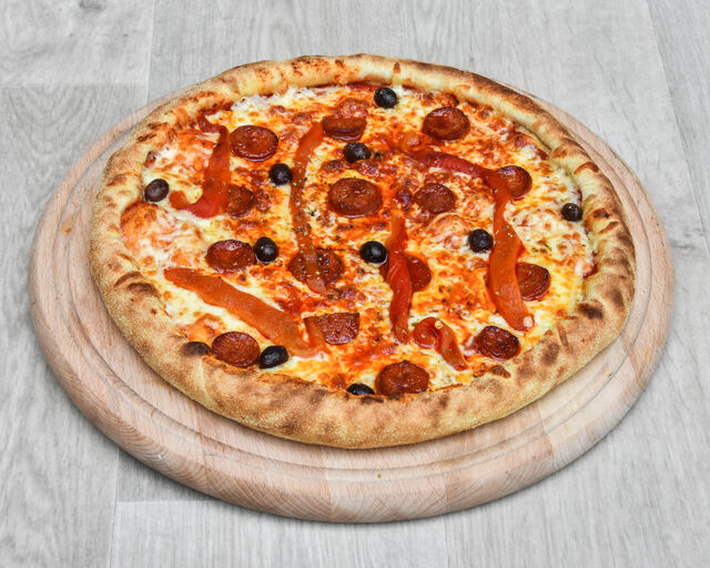 Tomate, fromage, poivrons, chorizo, olives et origan.33 cm.