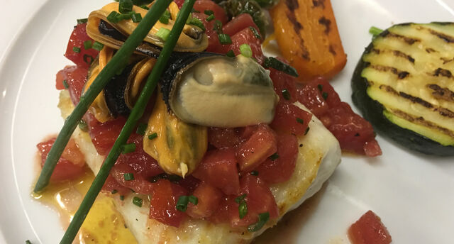 Merluza a la plancha con vinagreta de tomate y mejillones 