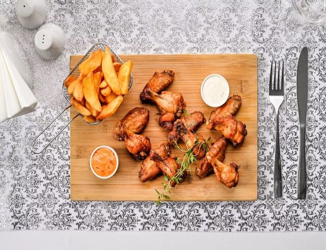 Skrzydełka kurczaka pikantne frytki, sosy (6szt/12szt) Alergeny (3,7,9) 17 zł /27 zł