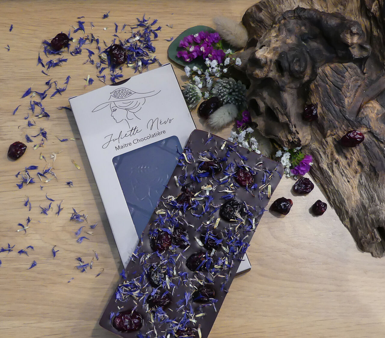 Venez déguster la nouvelle tablette chocolat noir 72% cranberry / fleurs de bleuet 😍😍🍫🌸