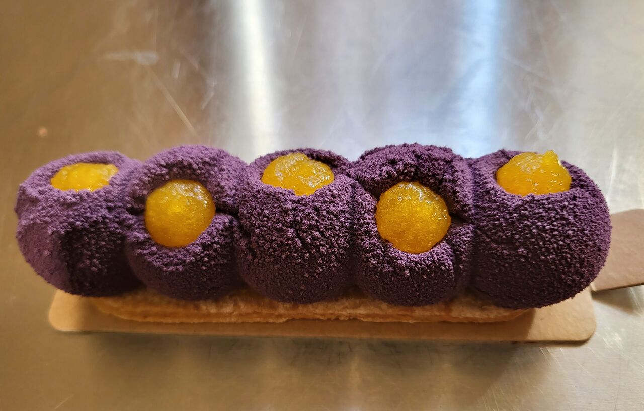 Tartelette pâte sablée ganache montée chocolat noir insert ganache framboise et coulis fruit de la passion 