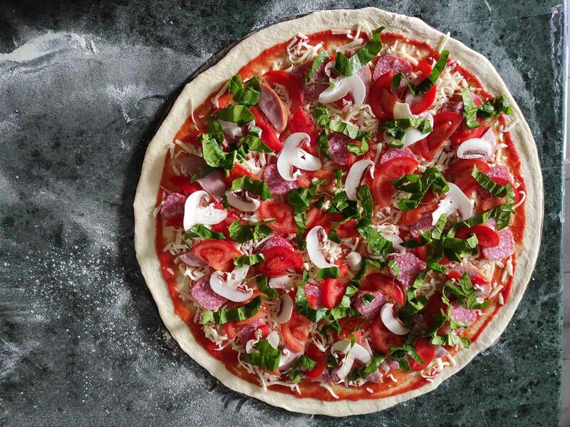 Фірмова піца - томатний соус, ніжний сир, пікантна салямі та ситний балик.