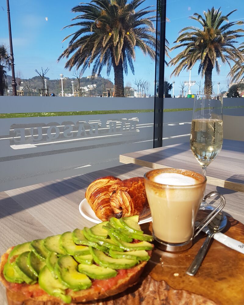 Tostada con tómate natural y aguacate.
