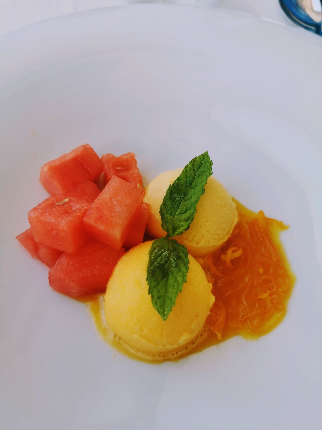 un des nombreux plats du menu dégustation présenté chaque midi en semaine ... Photo prise par une fidèle cliente