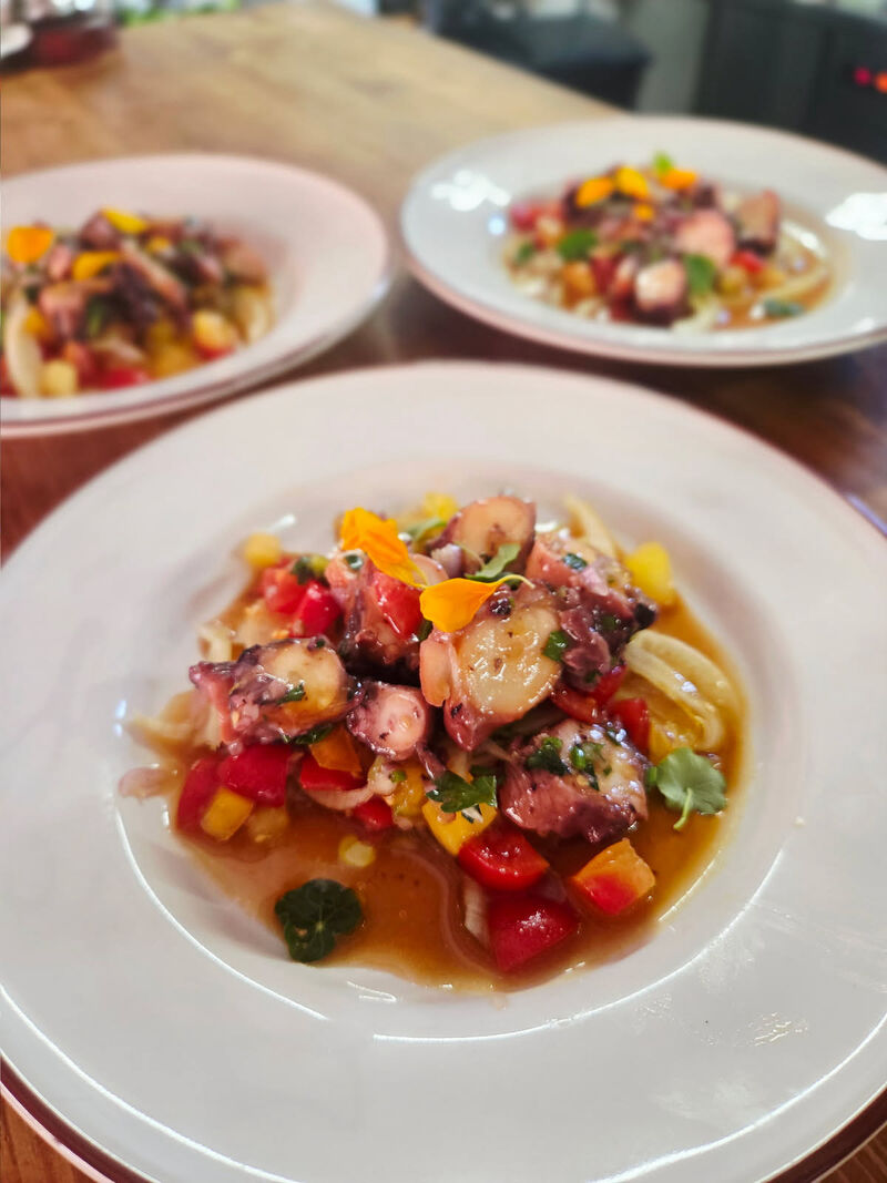 Salade de poulpes, eau de tomate, piment et herbes