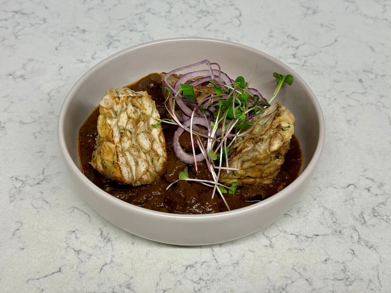 HLAVNÉ JEDLO: Poctivý divinový guľáš so žemľovou knedľou 