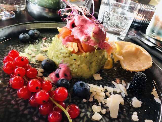 Avocado-Tatar mit Räucherlachs - in einer Variation mit heimischen Beeren