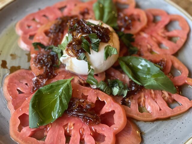 Amanida de burrata amb tomàquet de barbastre 