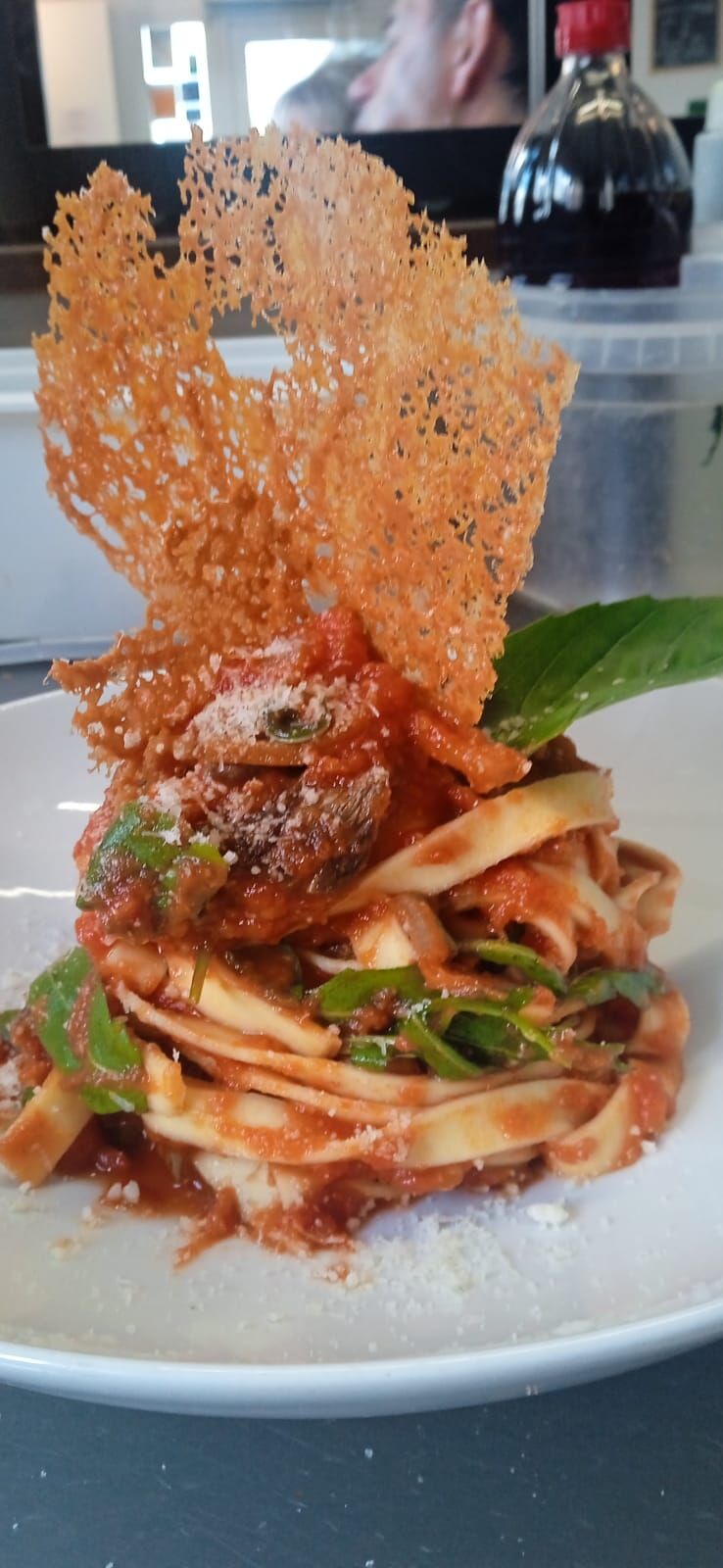 Tagliatelles, émincé de boeuf, julienne de carottes, oignons, sauce tomate