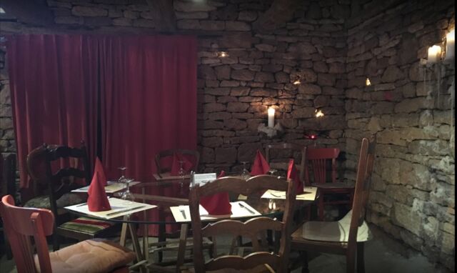 Un petit coin de grange pour une grande table.