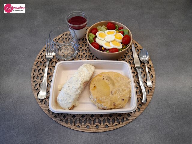 Panier repas : petite salade + filet de saumon et sa sauce crémée à l'oseille et gratin dauphinois + panna cotta