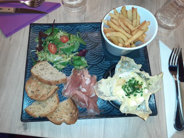 Camembert Rôti au Romarin et Ail Confit, Chiffonnade de Jambon Serrano, Garniture au Choix