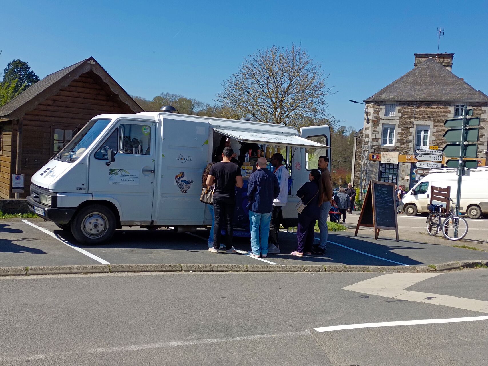 1 ère brocante à Pont d'Ouilly, avril 2025