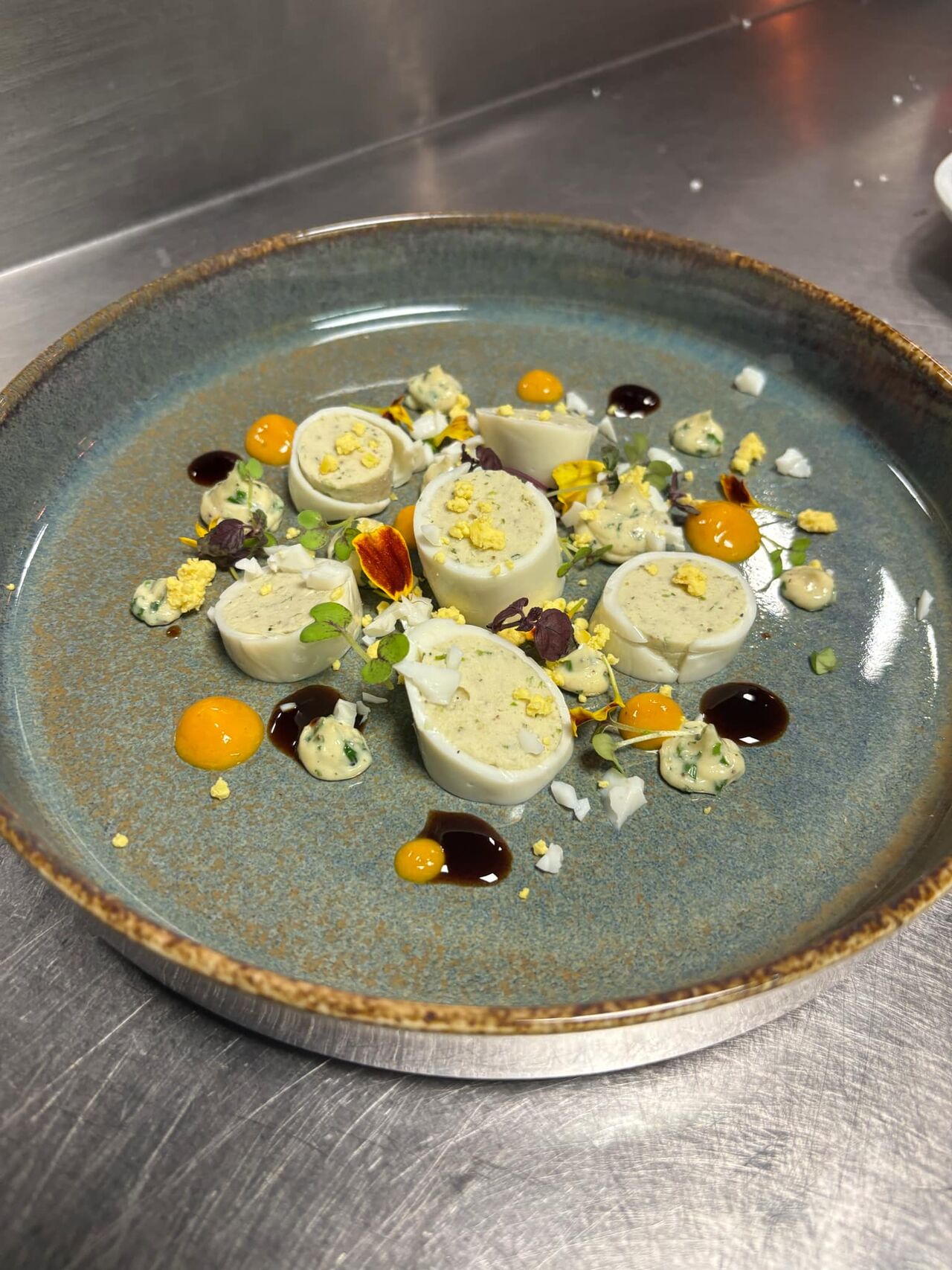 Oeuf mimosa farci à la volaille 