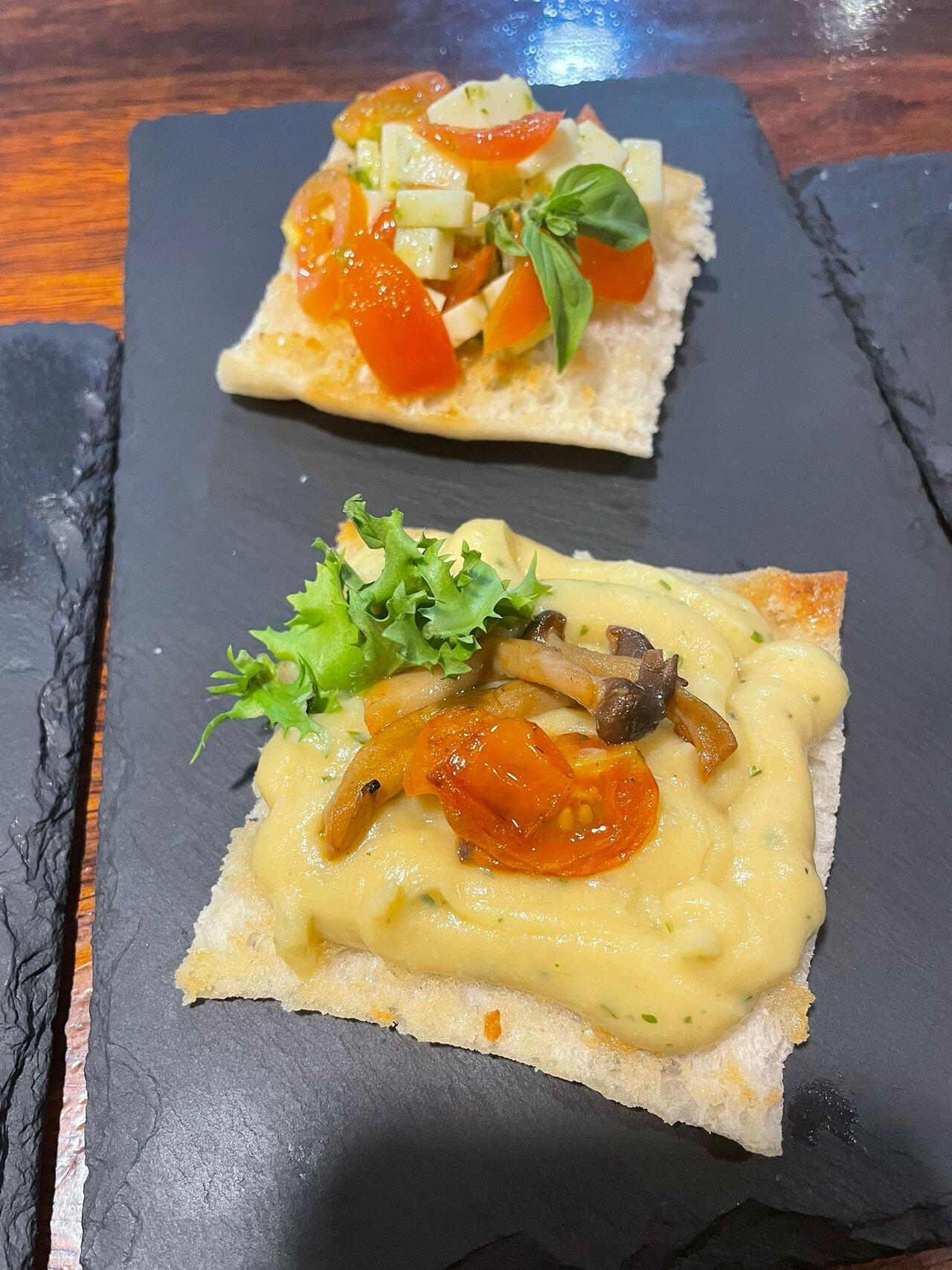 Tosta de Humus, setas y tomate