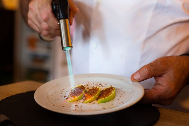 Manzana con azúcar fundido