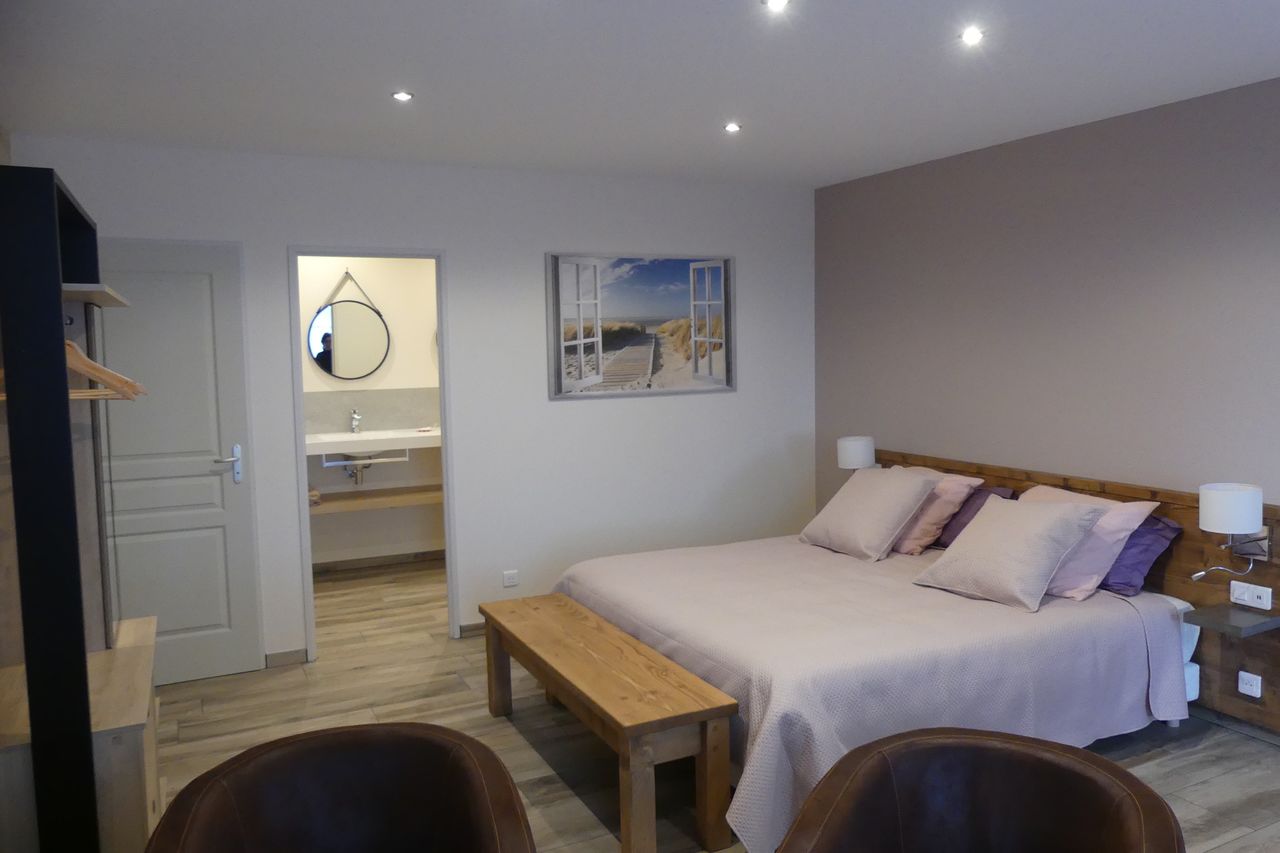 Chambre spacieuse 2014. (Spacious bedroom 2014).