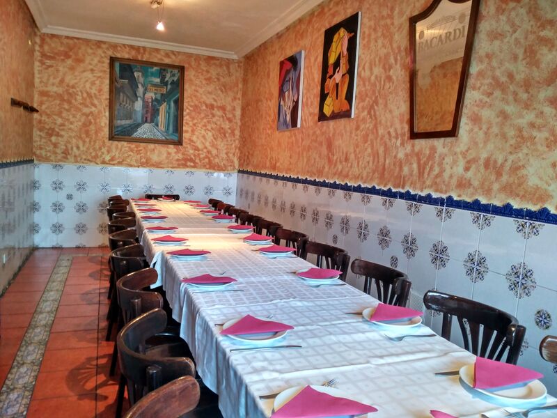 Salón anexo a la barra 3