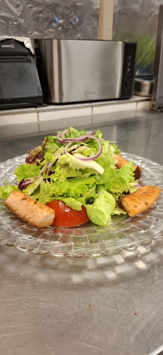 Salat mit Lachsfilet