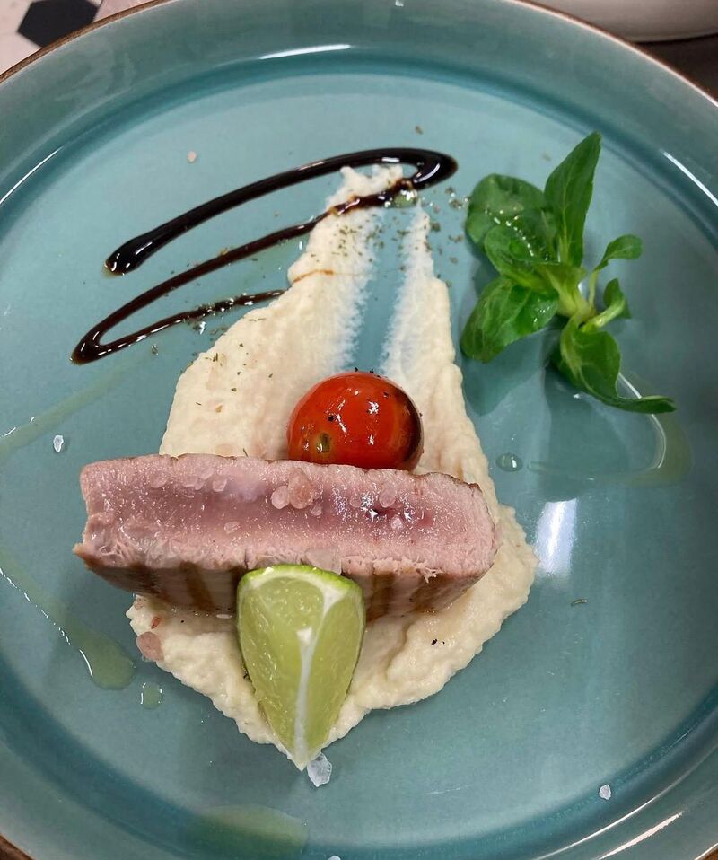 Steak z tuňáka, květákové pyré