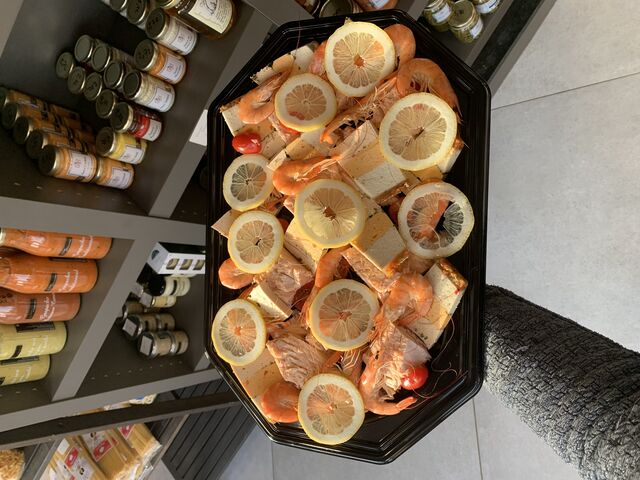 Plateaux poissons (terrines aux trois poissons, crevettes roses et saumon cuit)
2 euros 50 par personnes 