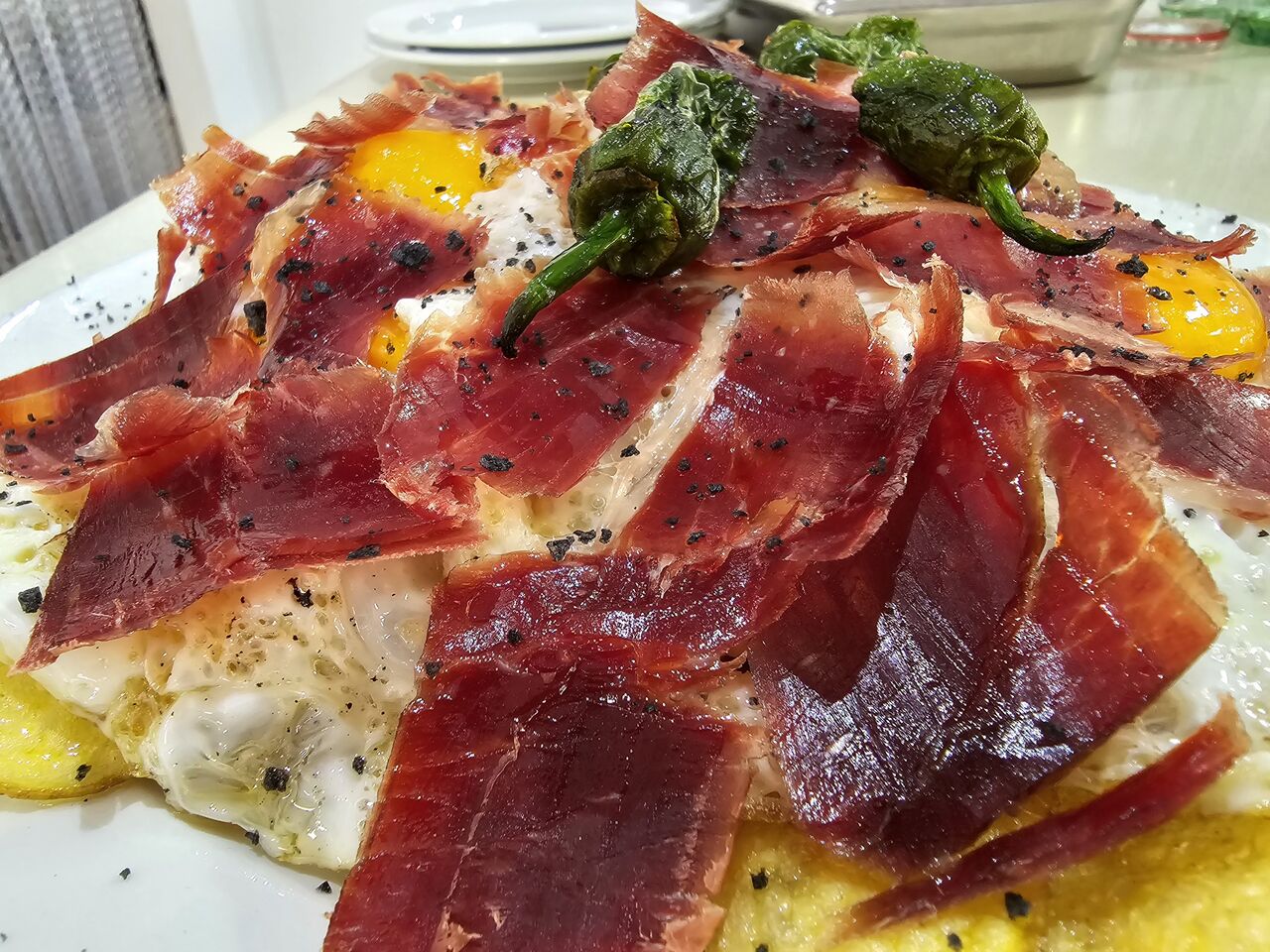 Papas Voladoras con huevos rotos