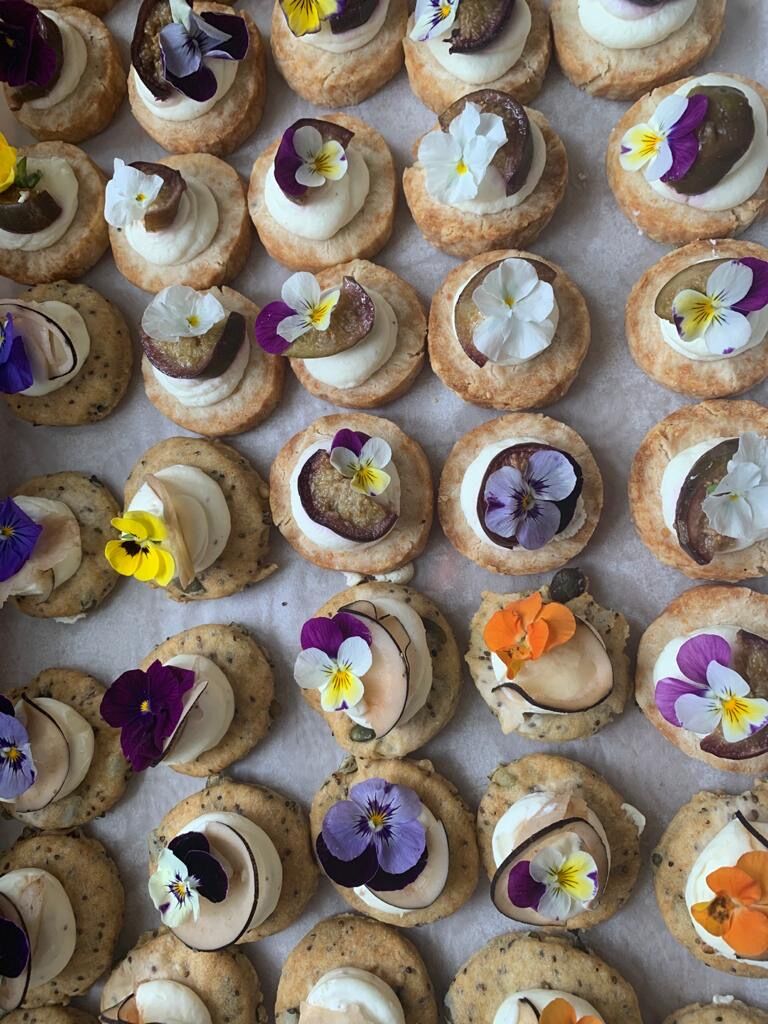 Bouchées végétariennes, sablé parmesan, mousse chèvre, pickles de radis noir