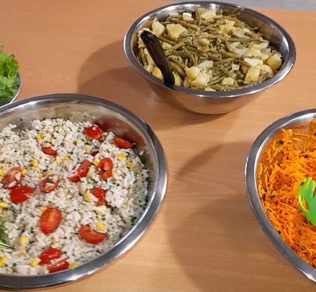 Les salades maison: riz composée , pomme de terre/ haricots vert , carotte râpée 4€ la part