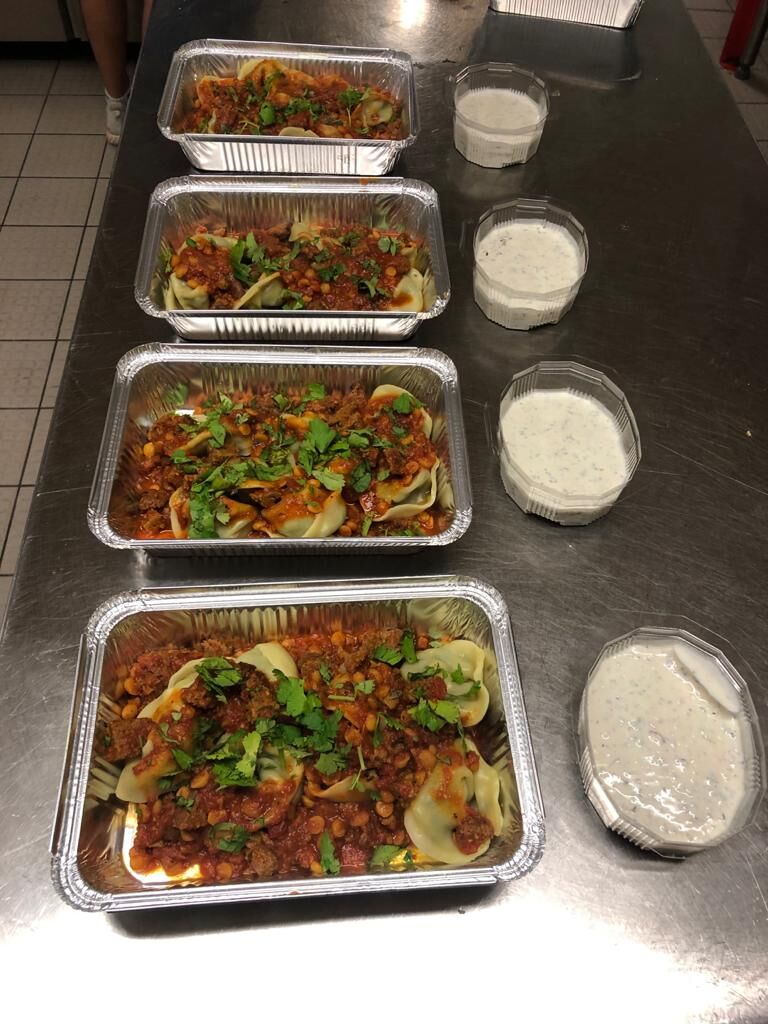 ASHAK (emporte)
Raviolis à la vapeur farcis aux poireaux et épinards accompagnés d'une sauce boulettes de bœuf