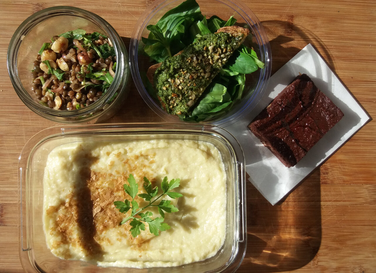 Menu complet - Salade de lentilles-échalotes-corriandre-roquette-noisettes, Colcannon servi avec salade à côté, Moelleux choco