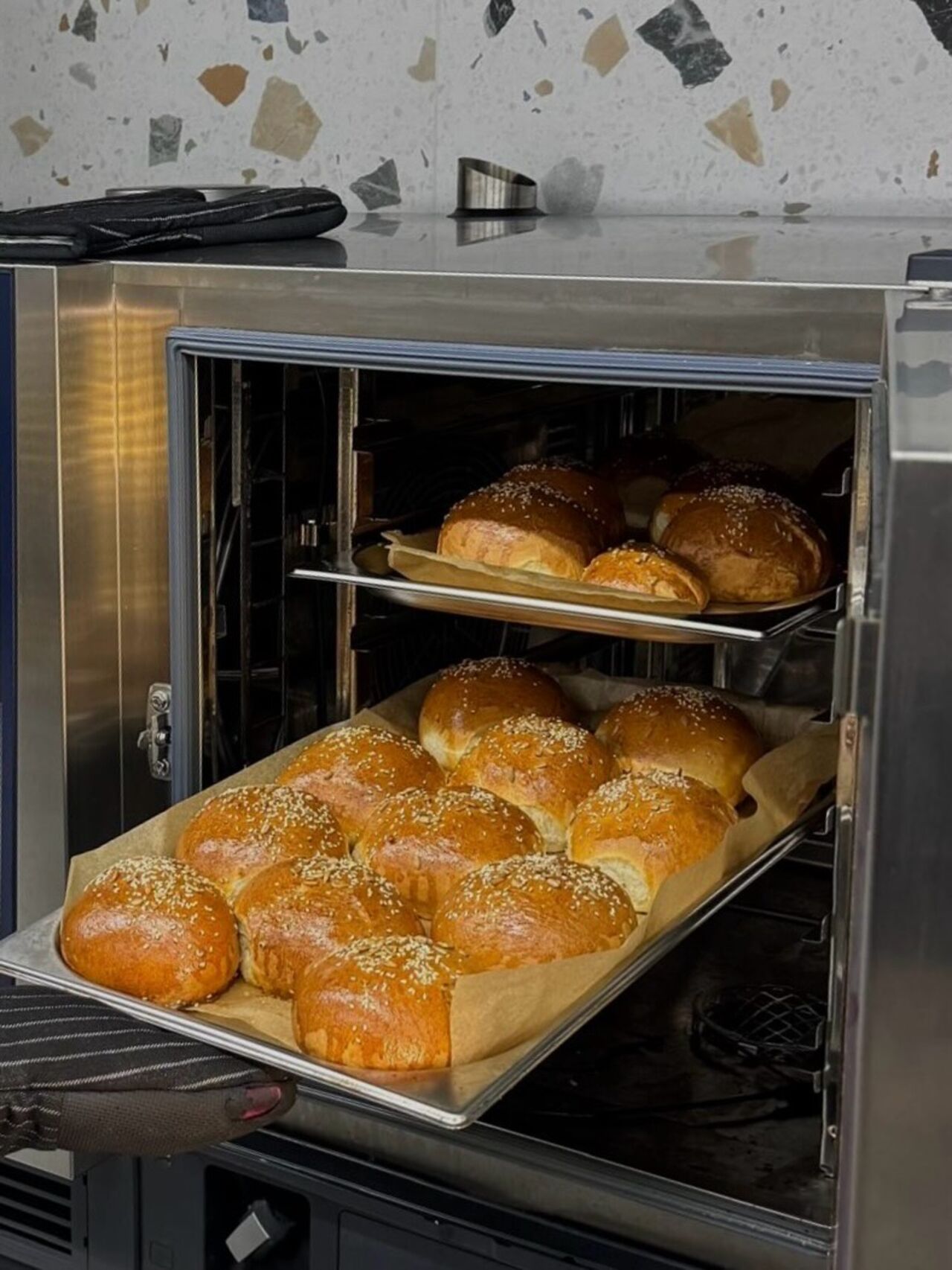 Pâine proaspătă. Burgeri adevărați.