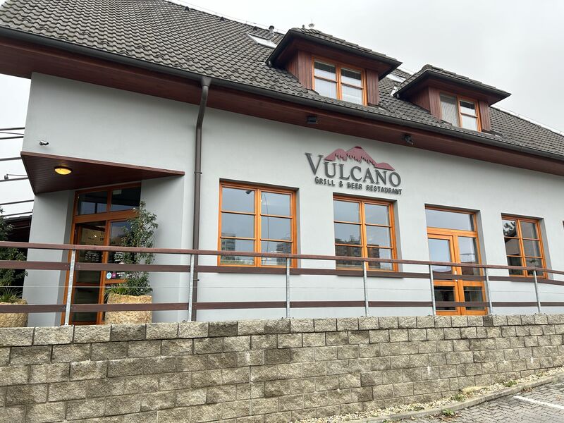 Pohled na restauraci z parkoviště