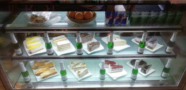 Sie können unsere frische Torte gern von der Theke auswählen 