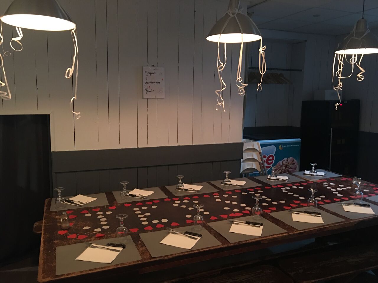  EVJF
sur la grande table pouvant accueillir jusqu'à 18 personnes où tout le monde se voit grâce à sa grande largeur !!!