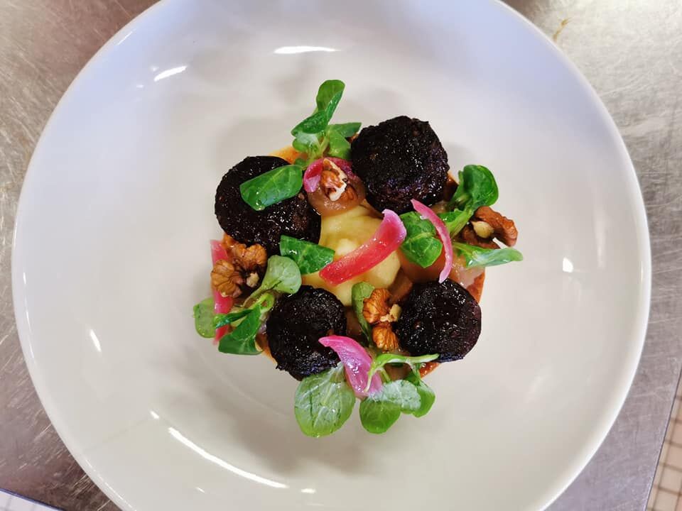 Salade de boudin noir, purée maison, compote de pommes