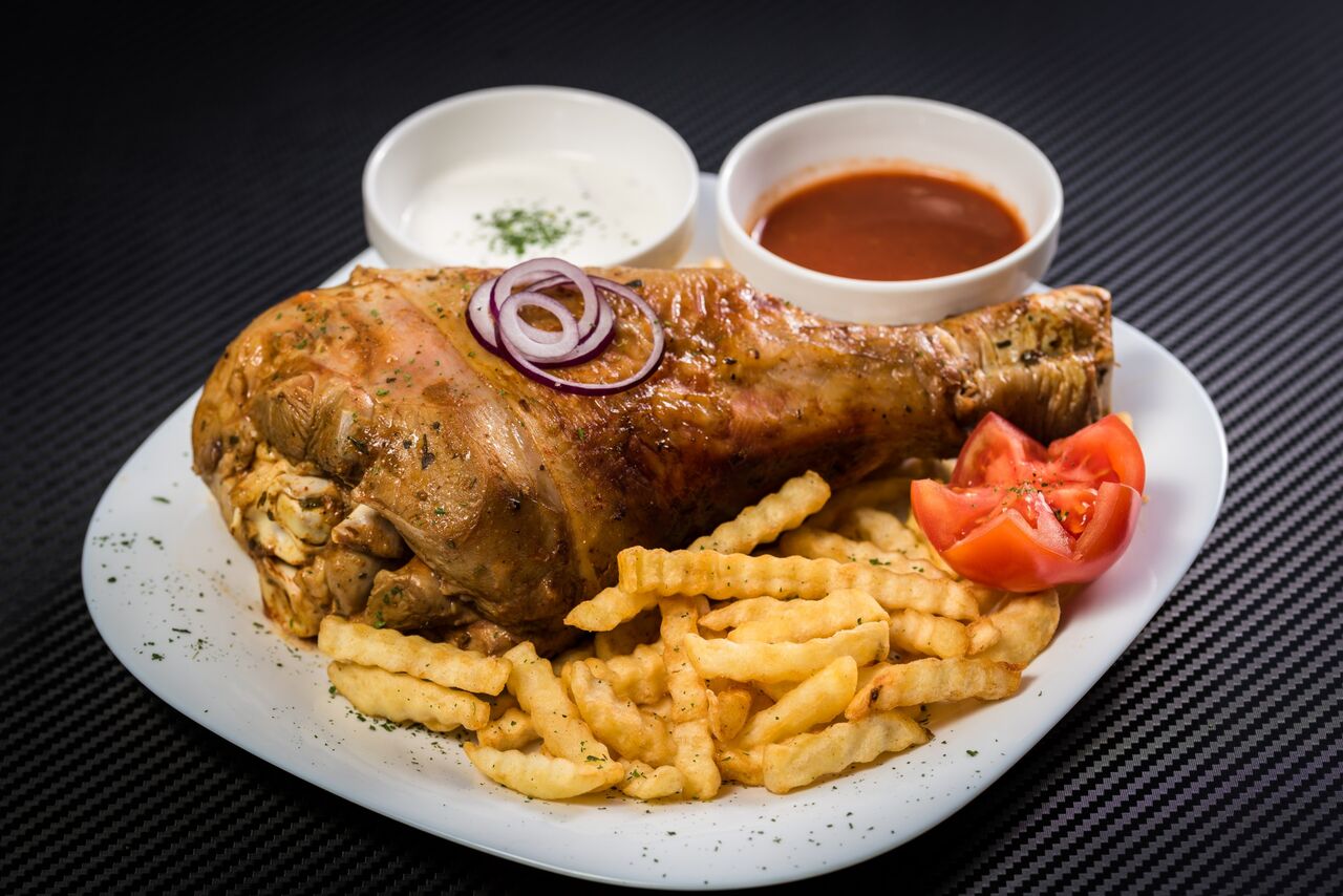 Grill pulyka alsócomb hasábburgonyával és öntettel (rendelésre)